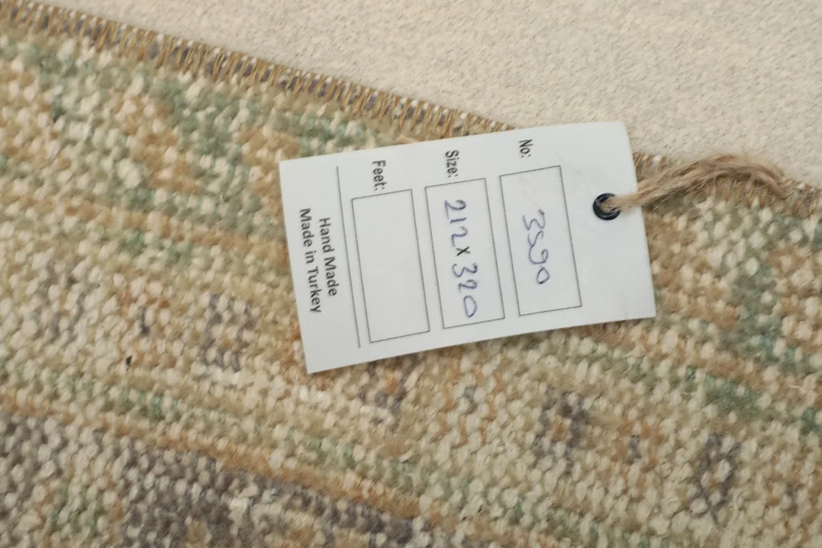 Label on the back of the rug indicating size 212x320 cm and 'Hand Made in Turkey'