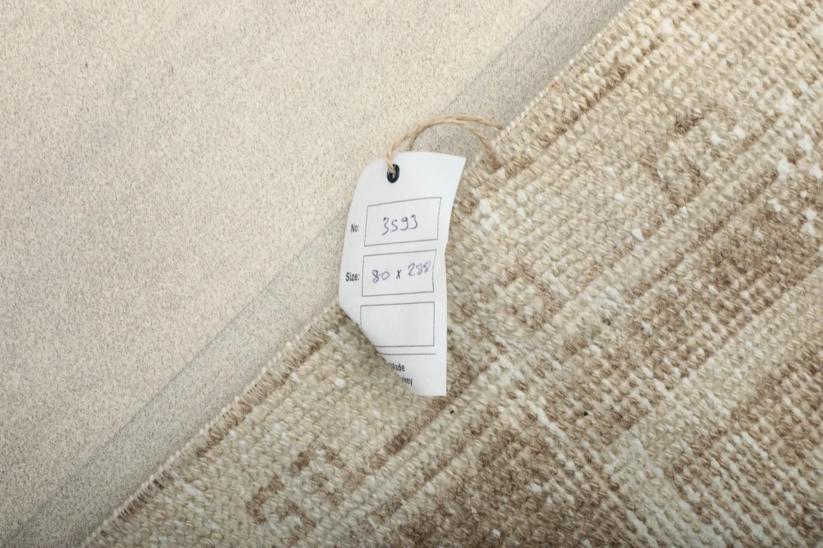 A size tag displaying '3x9' and '80 x 288 cm' attached to the rug, confirming its dimensions.