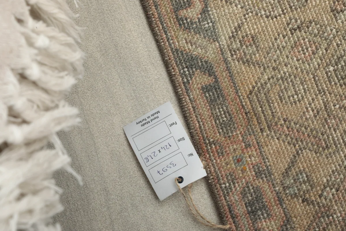 Product tag showing the rug's dimensions 124x248 cm and origin Turkey