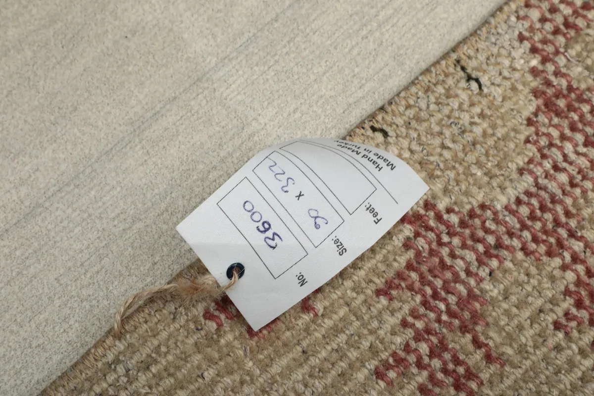 Tag showing the rug's dimensions 90 x 322 cm and identification number.