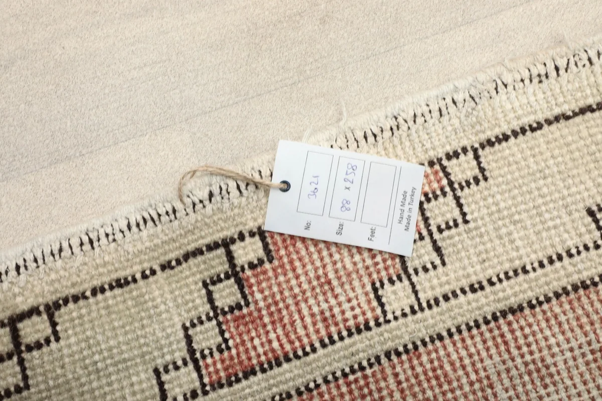Product tag displaying the dimensions 2'11" x 8'6" (88 x 258 cm) attached to the runner.