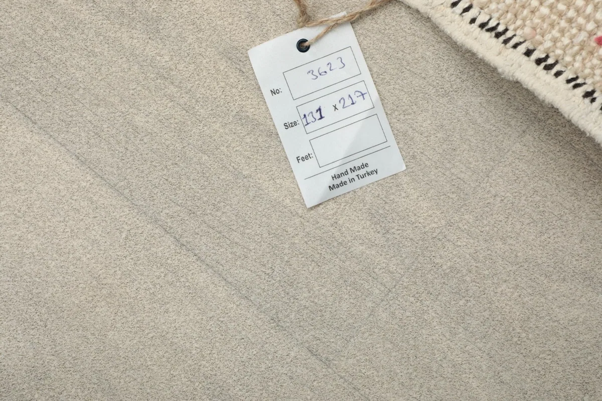 Tag showing the rug's product number and dimensions in centimeters