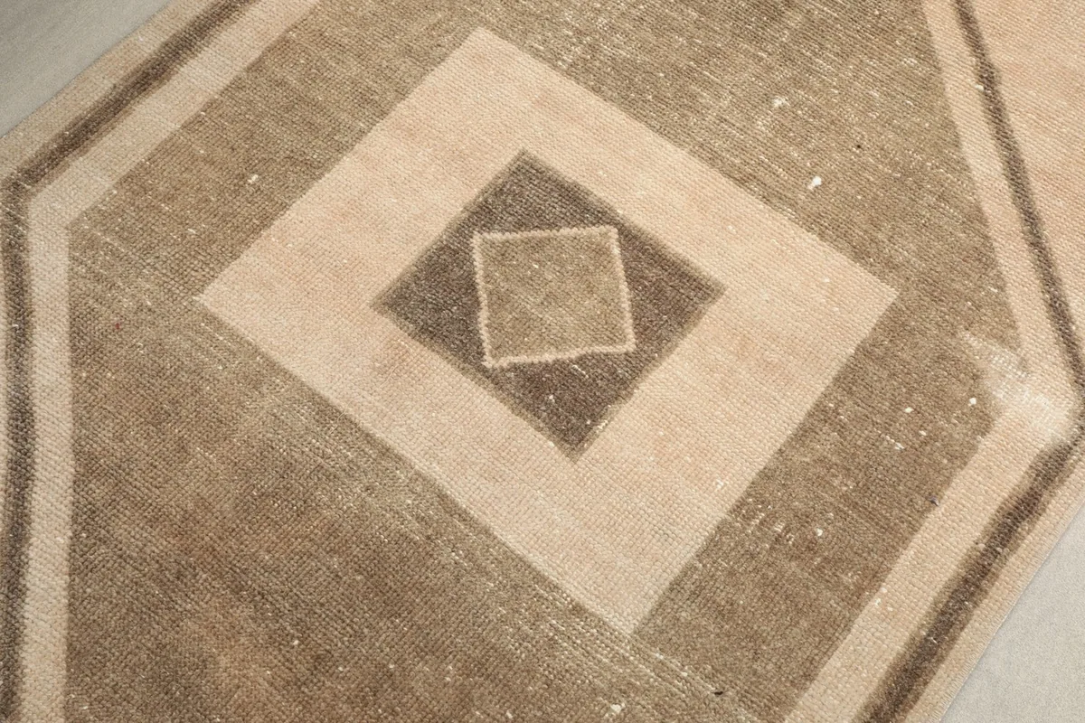 Close-up of a central geometric diamond motif with inner square and diamond shapes.