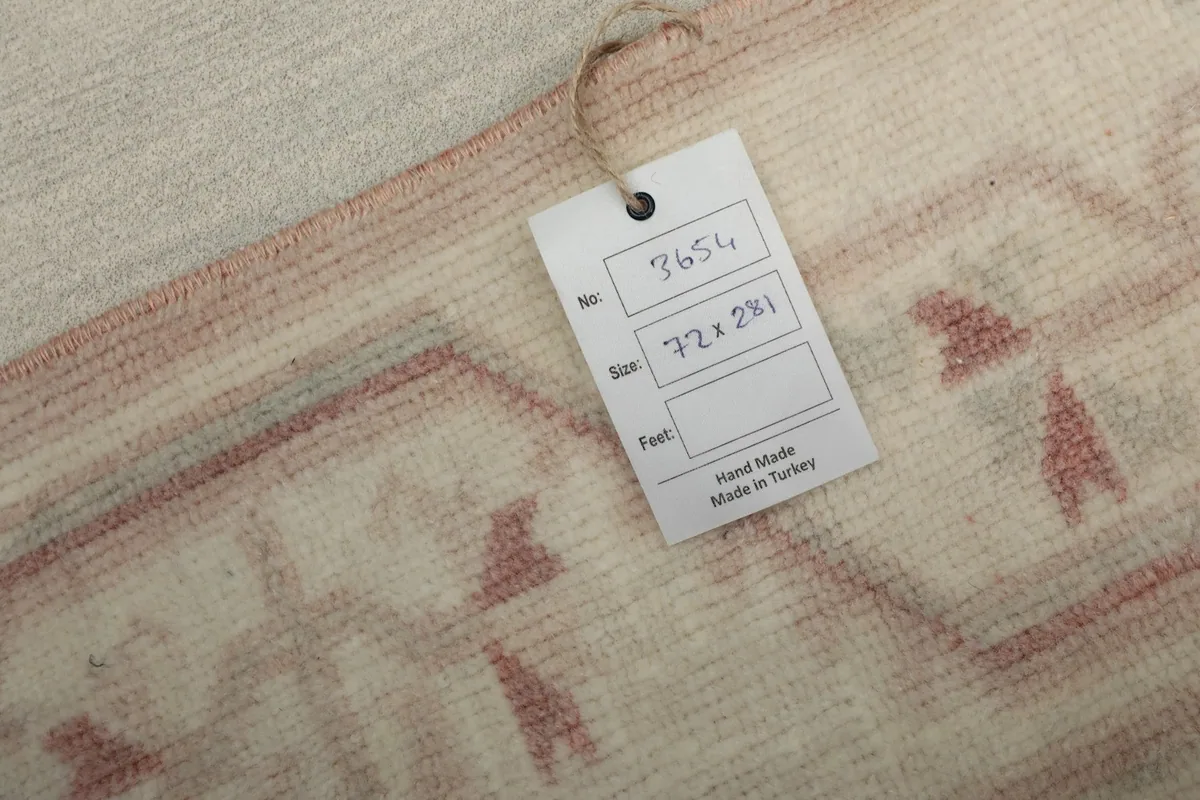 Image showing the rug's tag with item number and dimensions (72x281 cm)