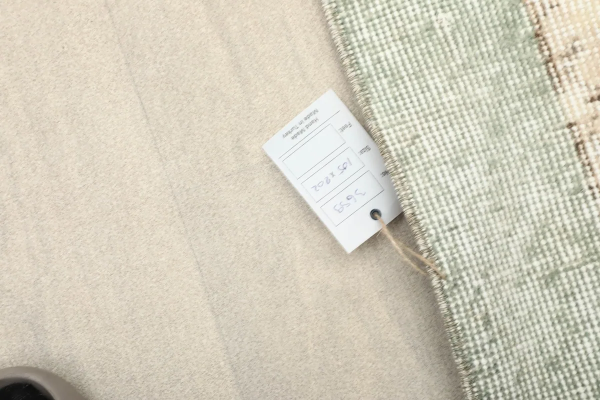 Close-up of the product tag attached to the rug, displaying size and origin information