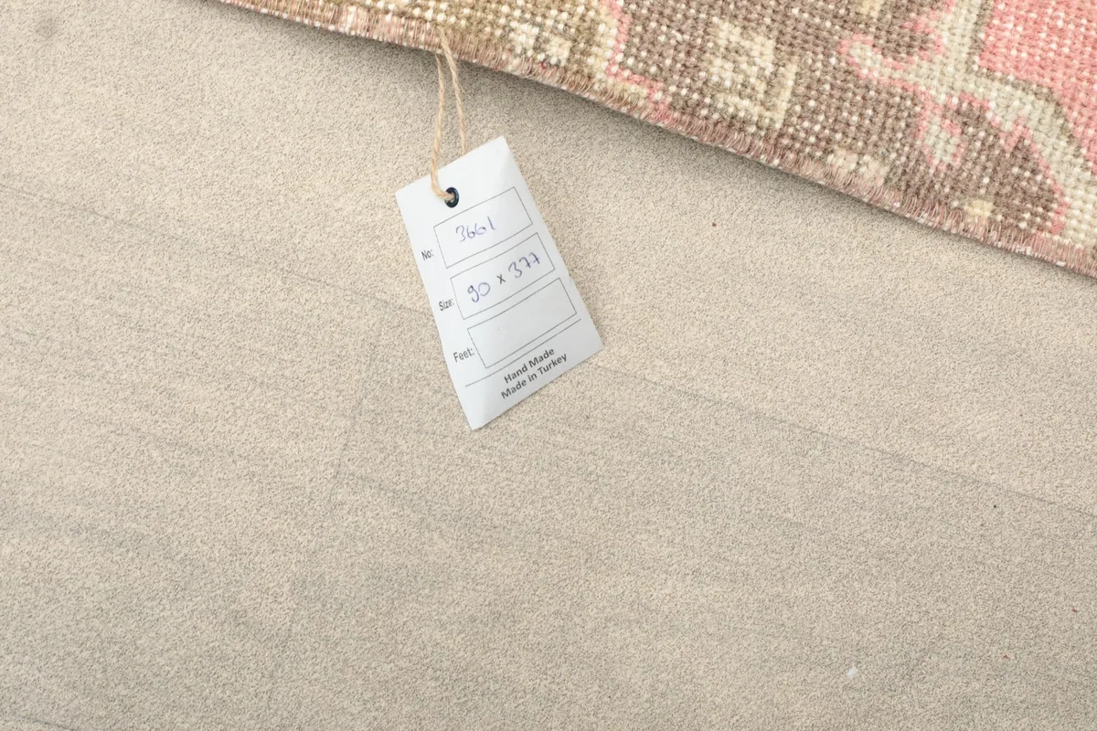 Product tag on the rug, displaying the dimensions 90 x 377 cm and origin as Anatolia, Turkey.