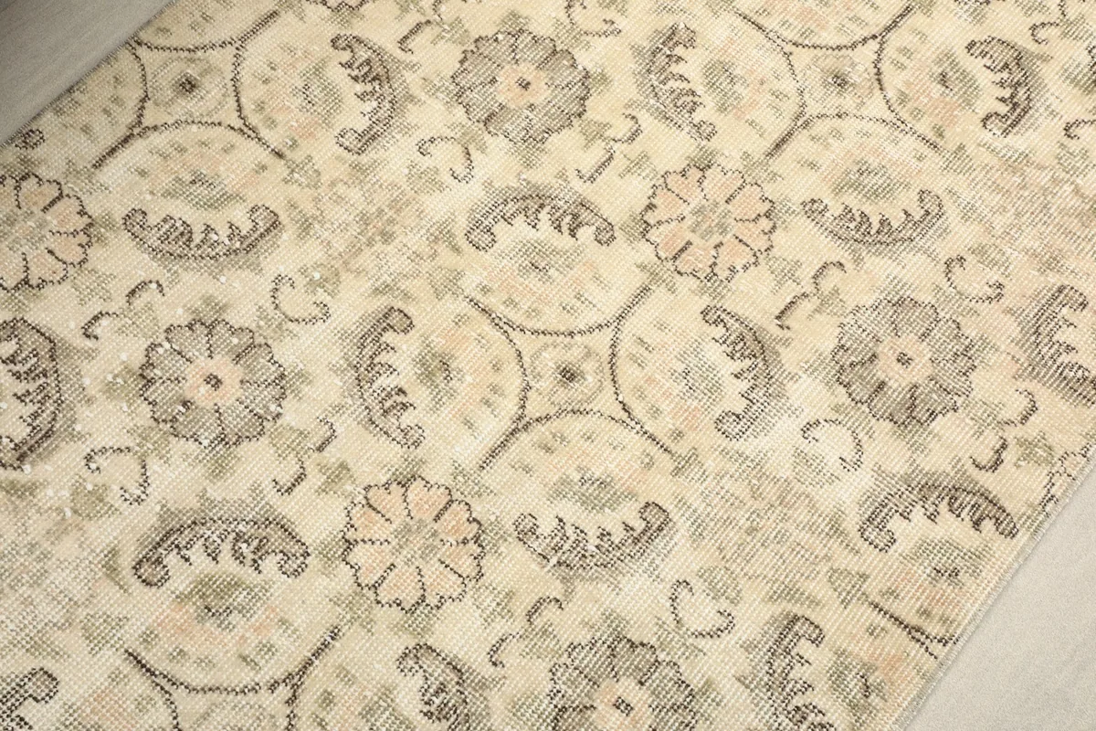 Texture and pattern detail of the hand-knotted wool pile, showing individual knots