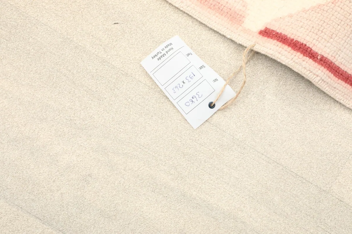 Product tag on the rug, displaying size information 193x263 cm and 6x9 label
