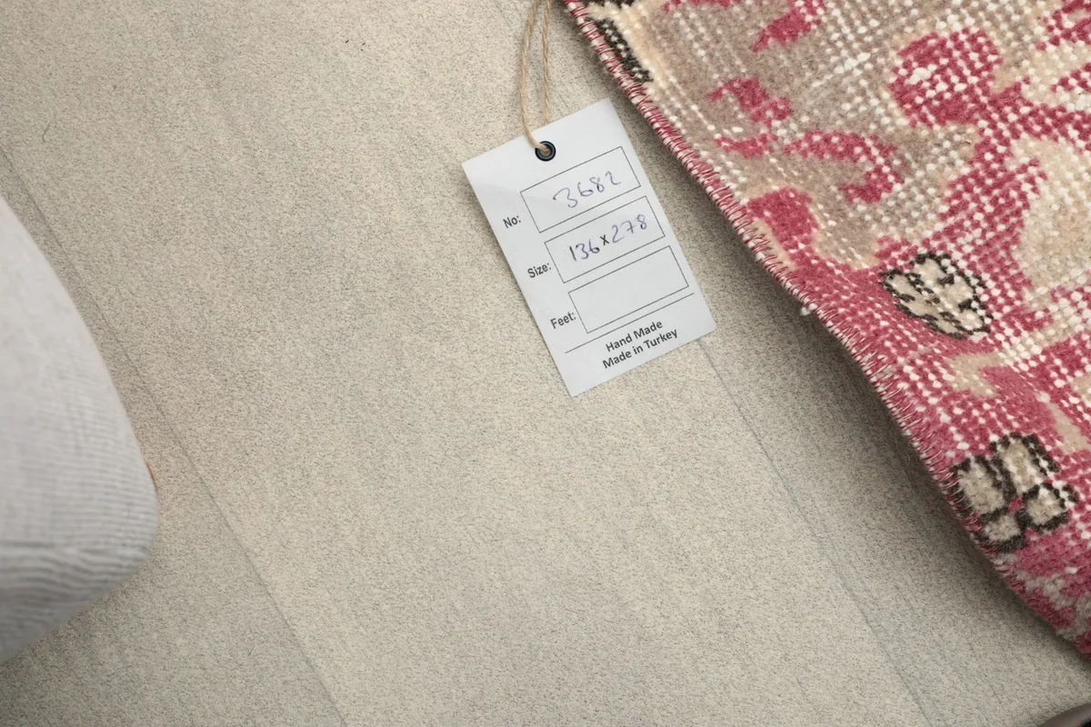 Rug tag displaying the size 136x278 cm and 'Hand Made in Turkey'