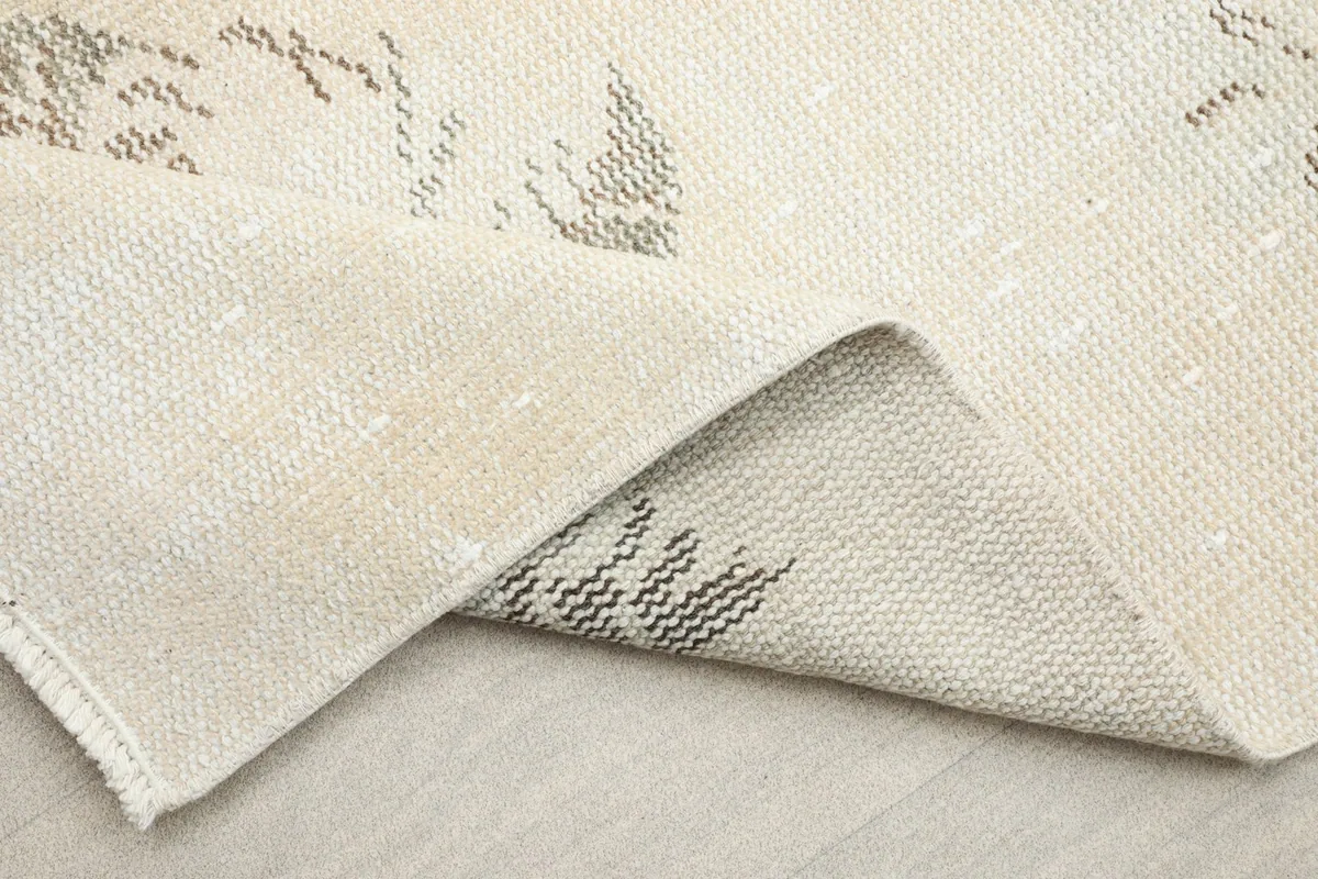 Close-up of the rug's reverse side, highlighting the tight weave of the cotton foundation.