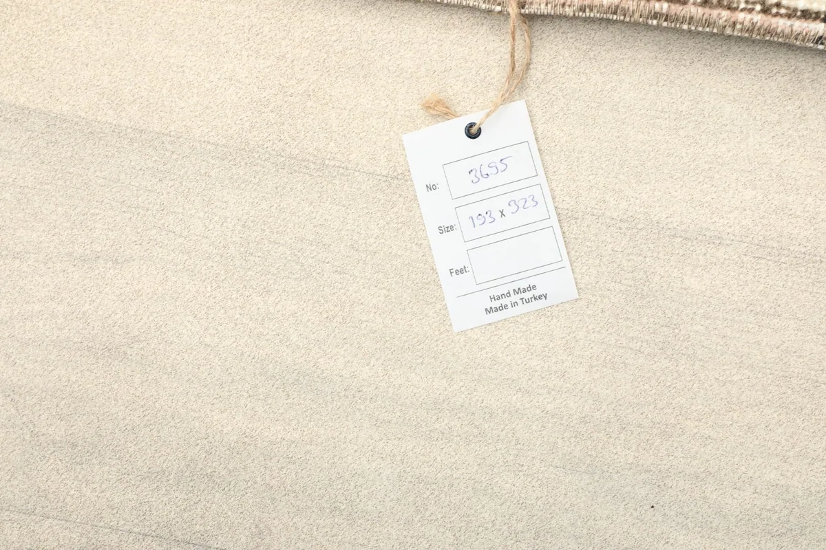 Tag showing the rug's dimensions (193 x 323 cm) and origin, handmade in Turkey.