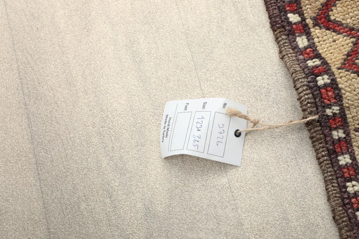 Rug tag displaying the dimensions '123 x 365 cm' (4'0" x 12'0") and product number.