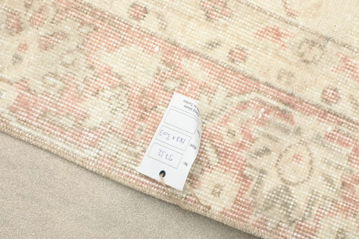 Image showing the product tag with size information (188 x 303 cm) against the rug's border