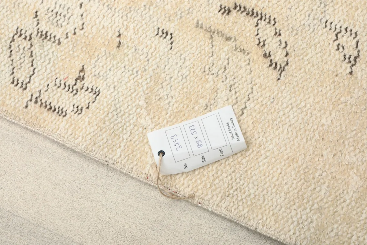 Close-up of the rug tag displaying size and origin details, attached to the corner of the rug.