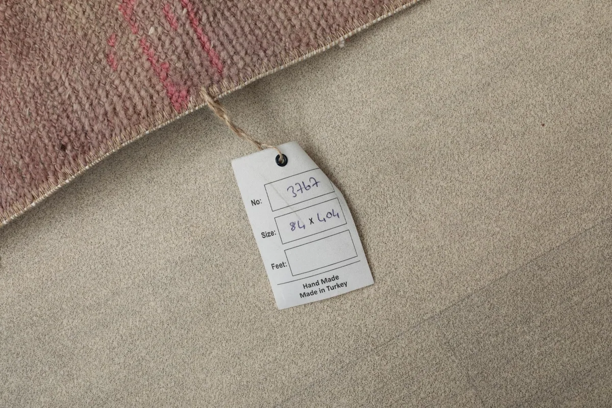 Tag displaying the rug's dimensions in centimeters and feet, confirming its origin from Turkey