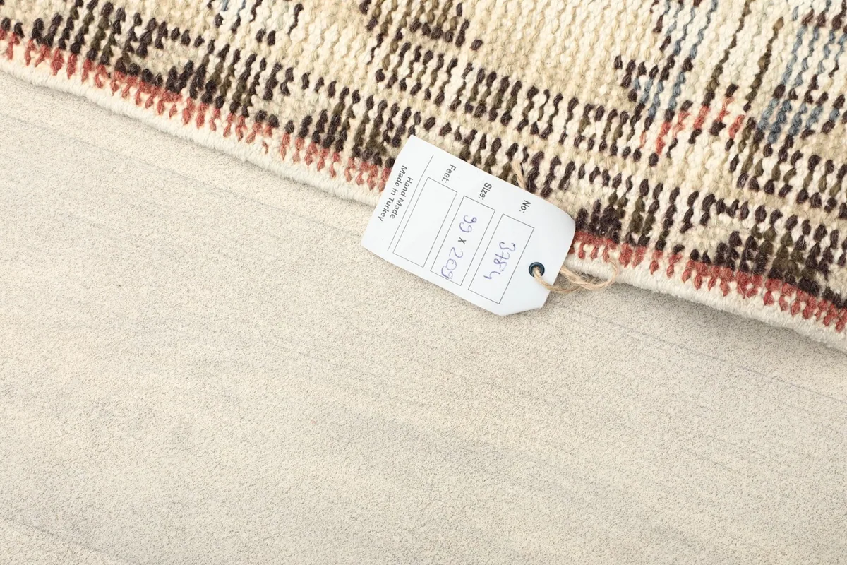 Close-up of the product tag attached to the rug, displaying size information