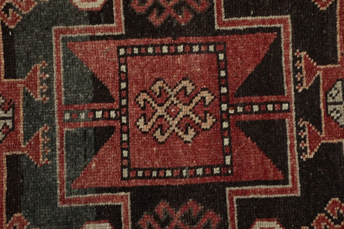 Close-up of a specific geometric pattern within the runner's design