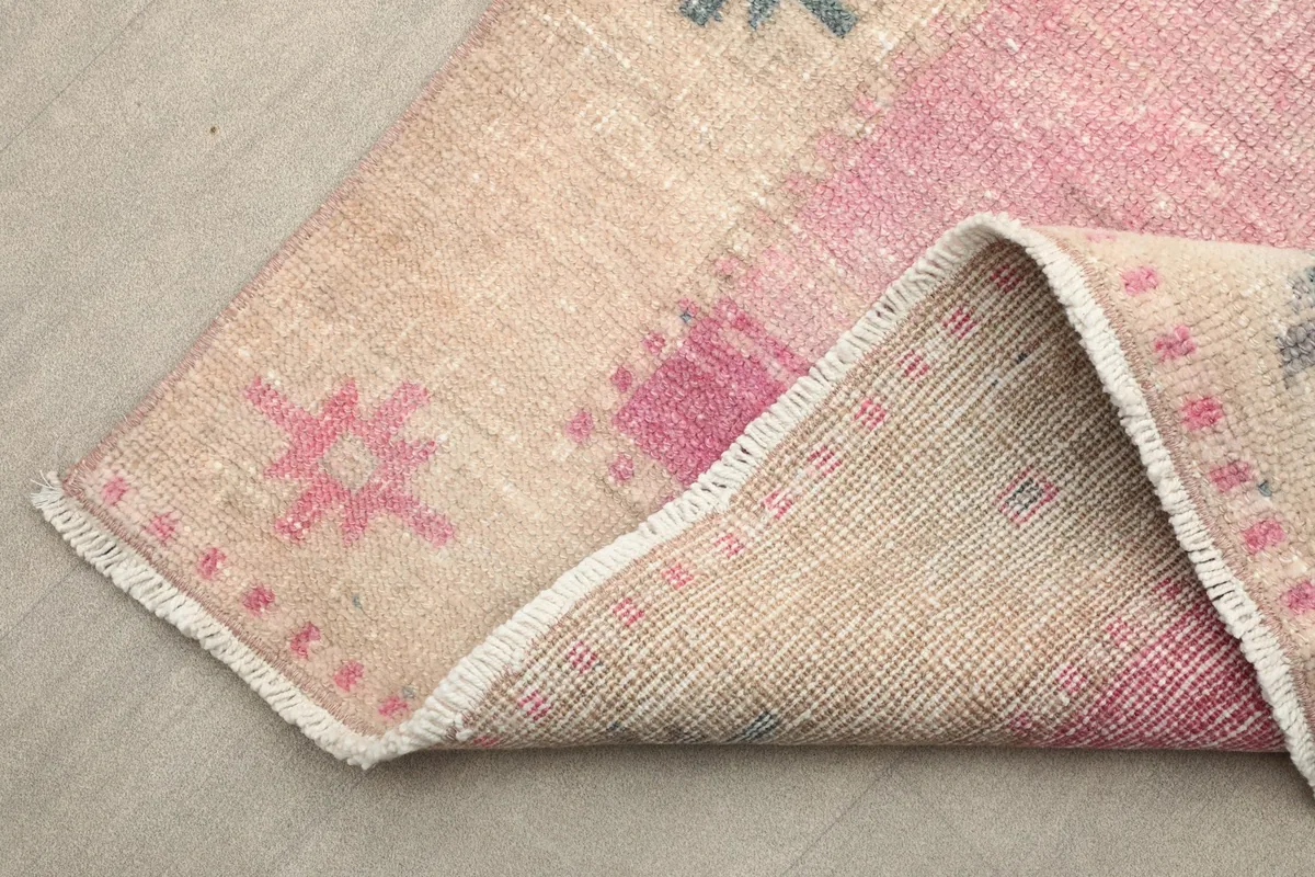 Close-up of the rug's edge and short, natural fringes, showing the hand-knotted quality