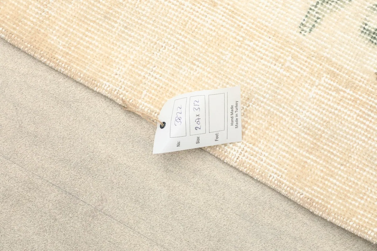 Rug label displaying the dimensions 6'9" x 10'3" (207 x 312 cm) and origin