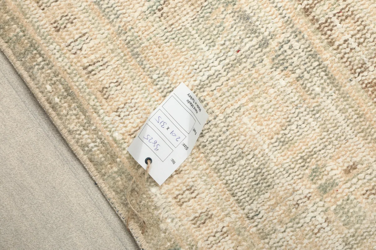 Image showing a tag with the rug's dimensions and product number on the back of the vintage rug.
