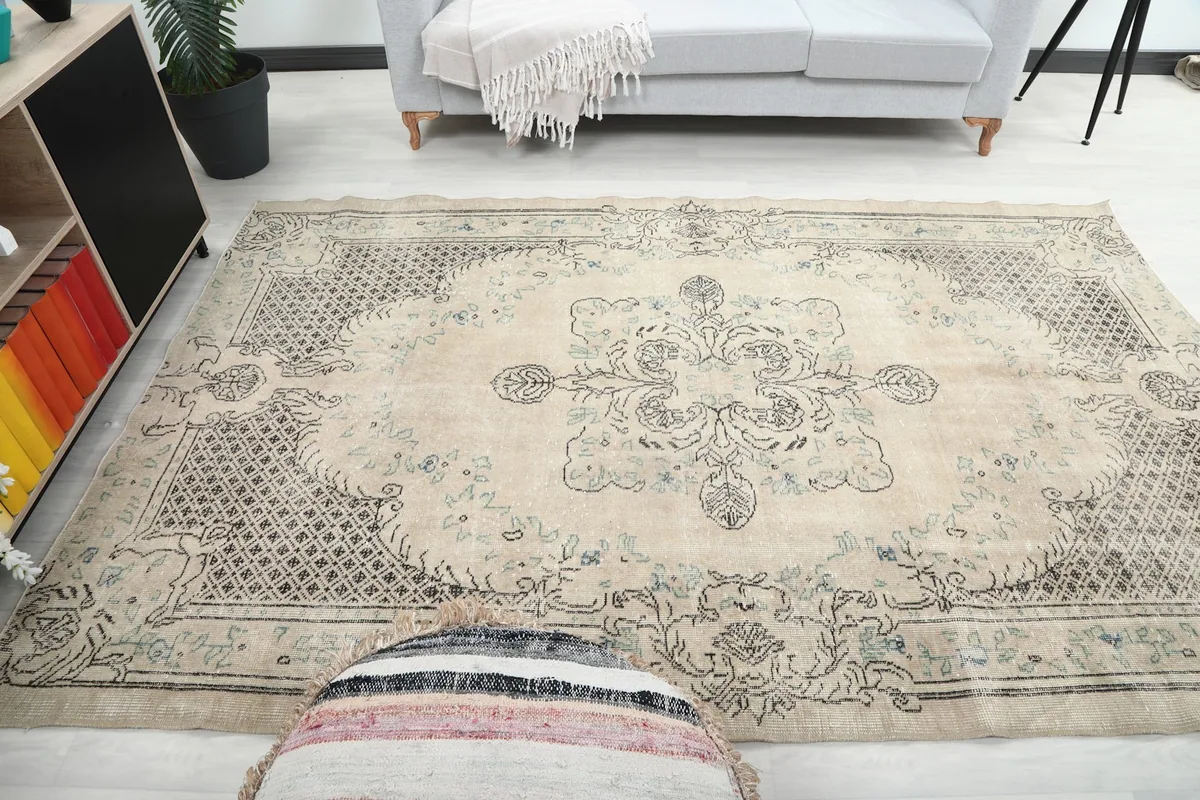 Full room view of the tan and charcoal rug, demonstrating its fit in a contemporary space