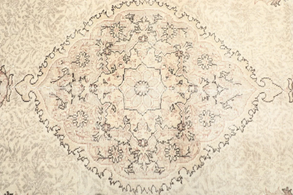 Close-up of the central medallion motif with its floral and geometric elements