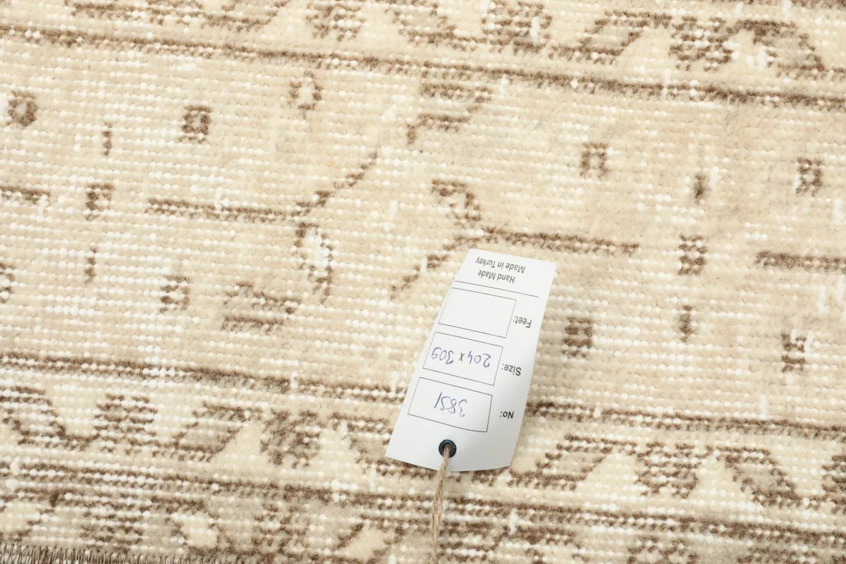 Rug tag displaying the dimensions 6'8" x 10'2" (204 x 309 cm) on the Subtle Beige Floral Anatolian Rug.