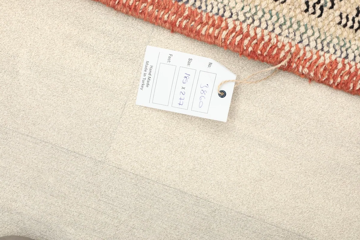 Rug tag displaying the size 189 x 277 cm, attached to the rug's edge