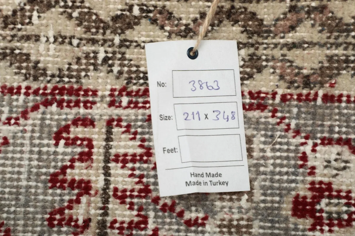 Tag displaying the rug's dimensions (211 x 348 cm) and 'Hand Made Made in Turkey'