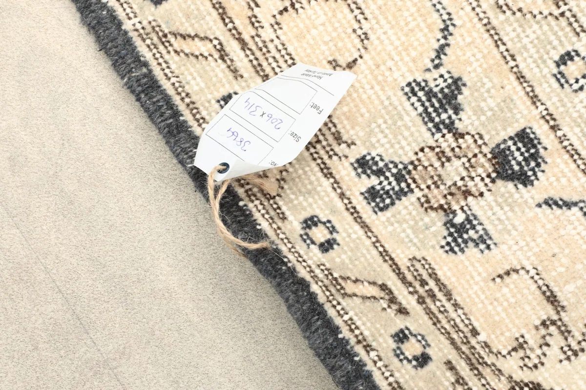 Close-up of the rug's edge with a product tag displaying size information