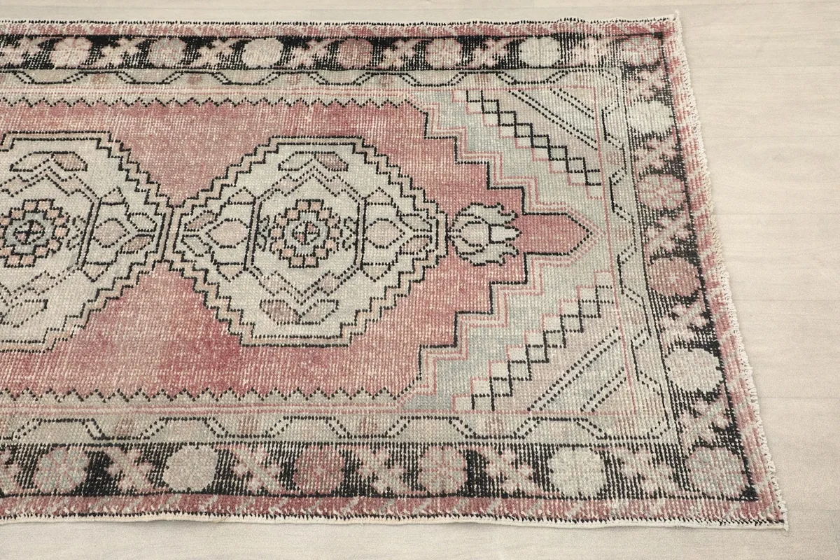 Detailed view of the rose field, gray geometric patterns, and black border