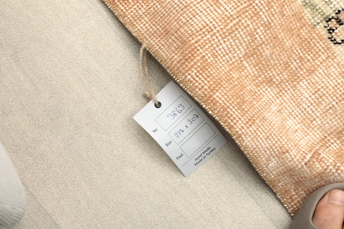 Tag showing the rug's dimensions and hand-knotted origin, next to the rug's edge