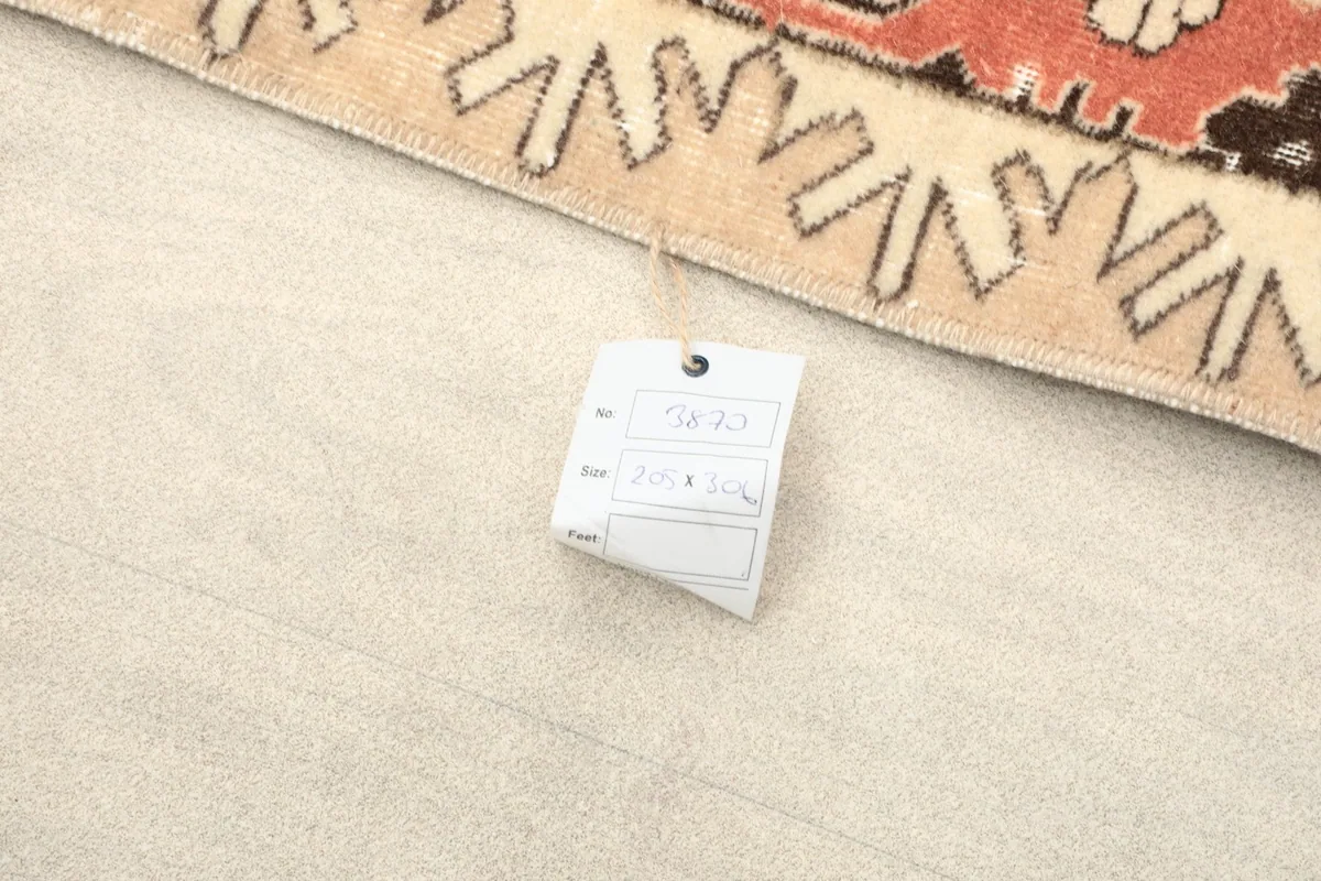 Close-up of the rug with a size tag, showing 205 x 306 cm dimensions
