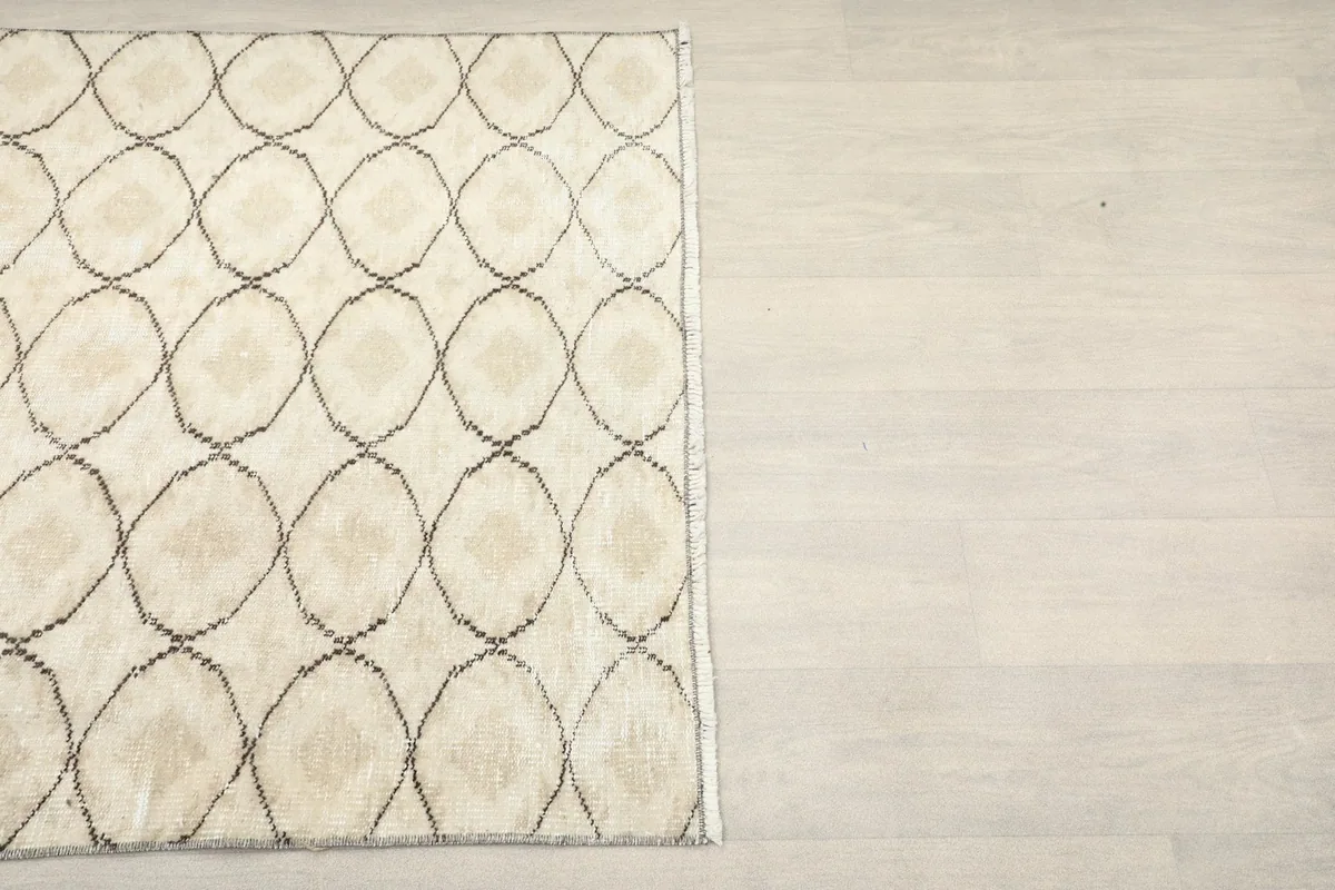 Overhead view of one side of the rug, highlighting the geometric lattice pattern