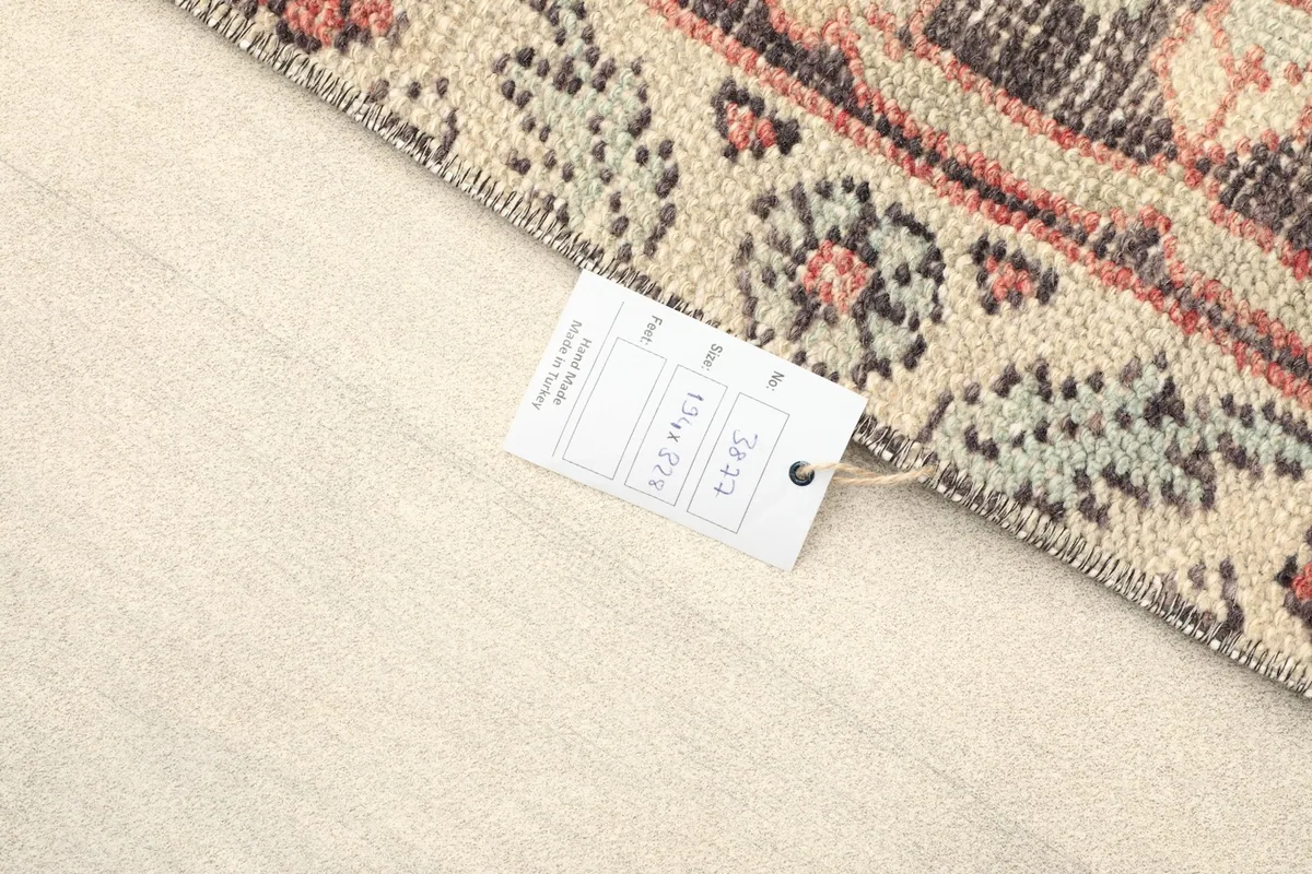 Rug tag displaying the dimensions 194x328 cm, confirming the rug's origin and size