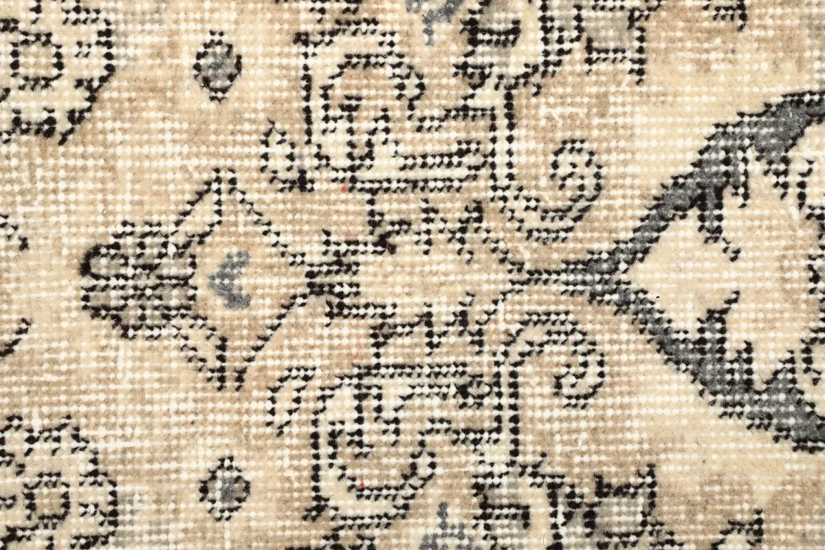 Detailed view of the low wool pile and hand-knotted texture