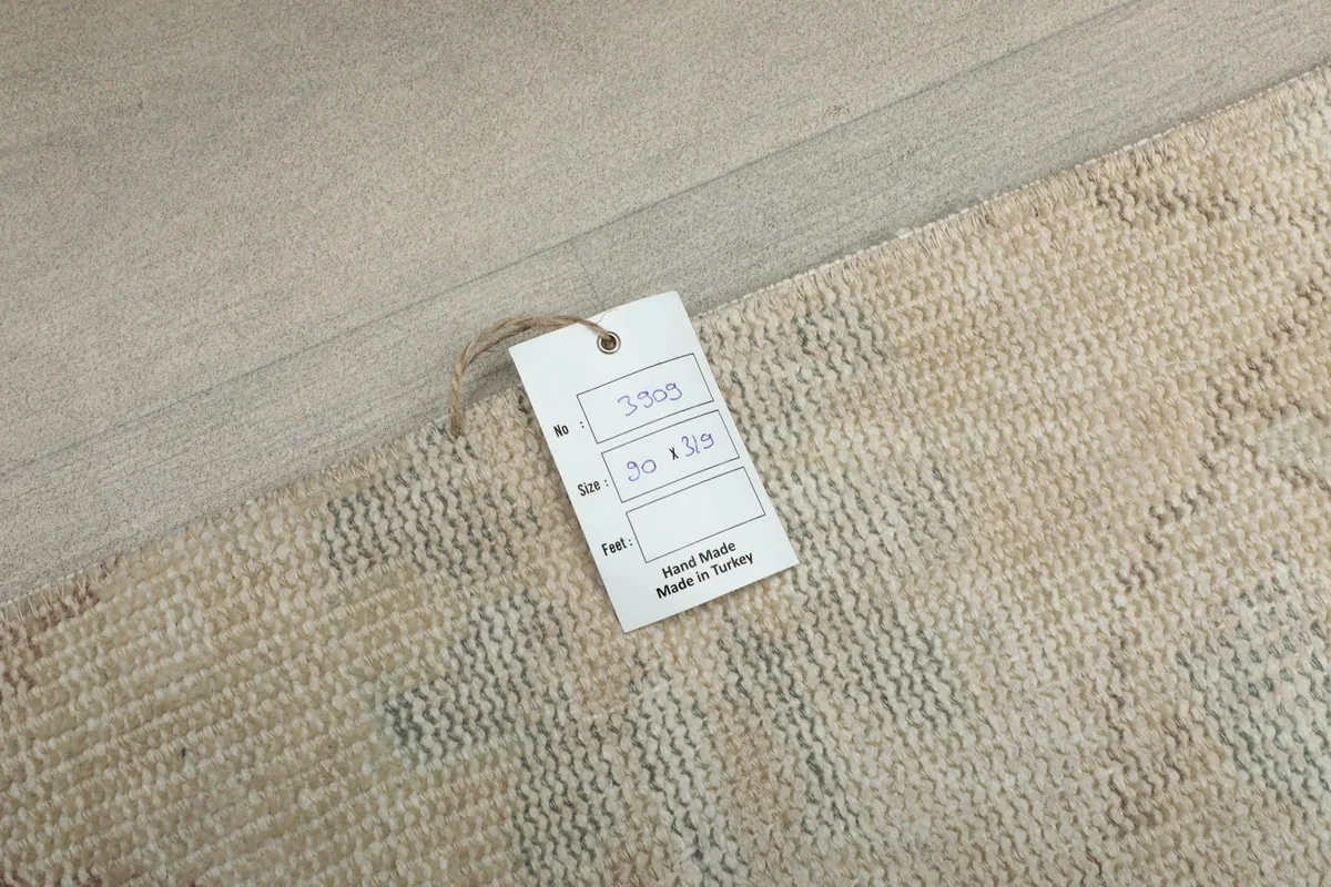 Tag displaying the rug's dimensions (90 x 319 cm) and 'Hand Made in Turkey'.