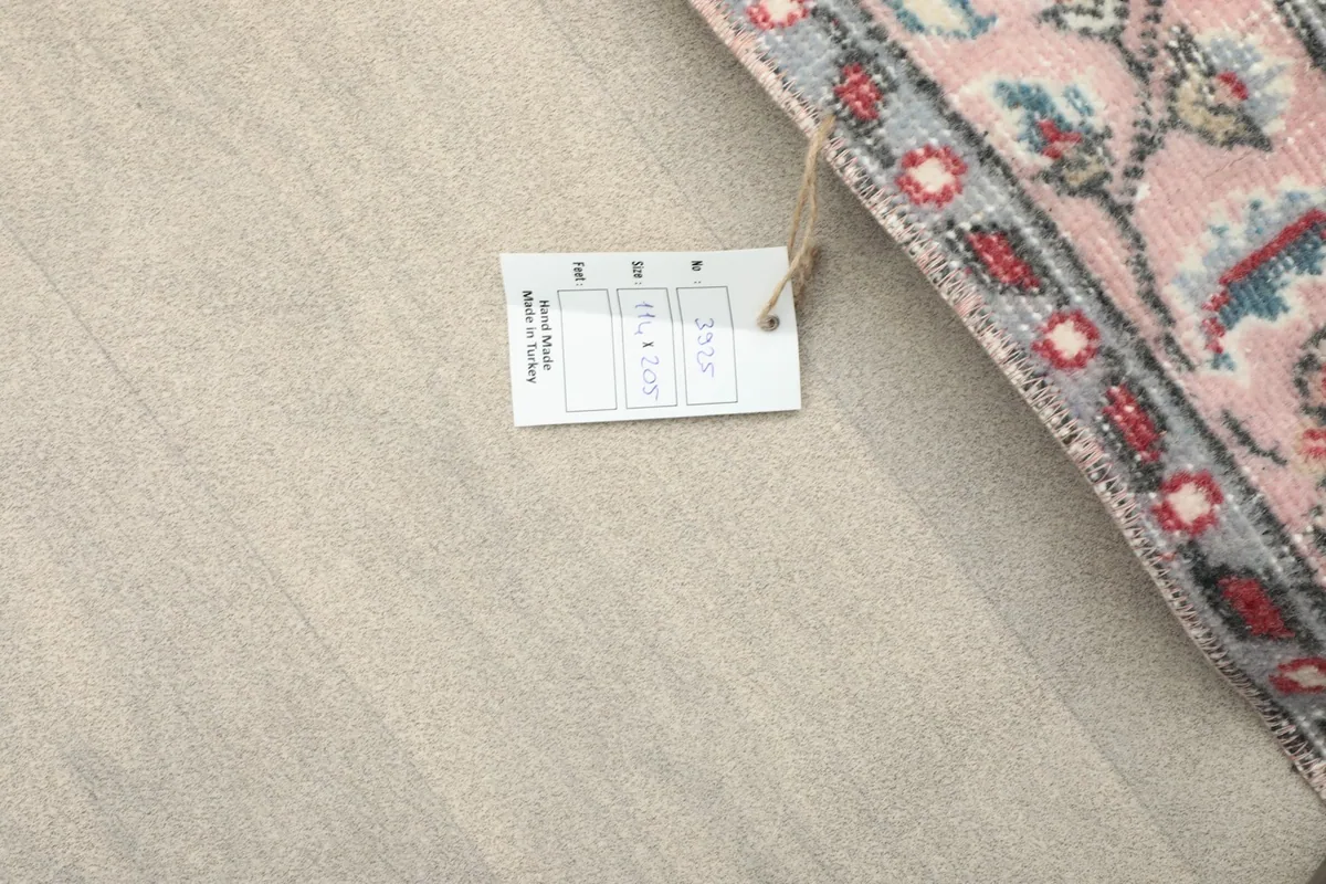 Tag showing the rug's dimensions: 3'9" x 6'9" (114 x 205 cm)