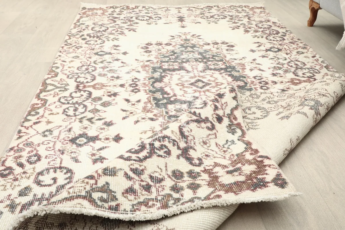 View of the rug's edge showing the short, natural fringes and overall condition