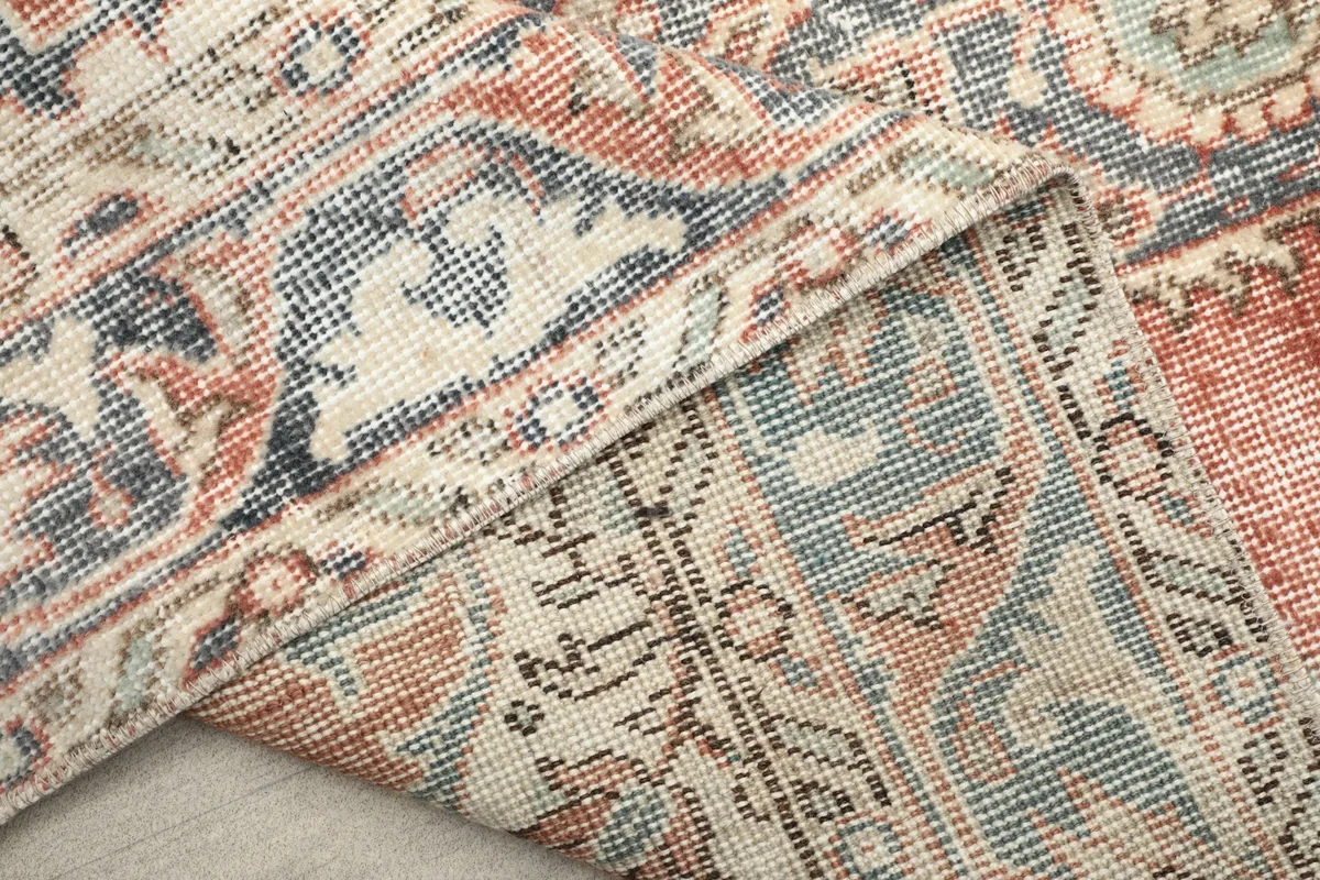 Close-up of the rug's short, natural cotton fringes and the foundation weave