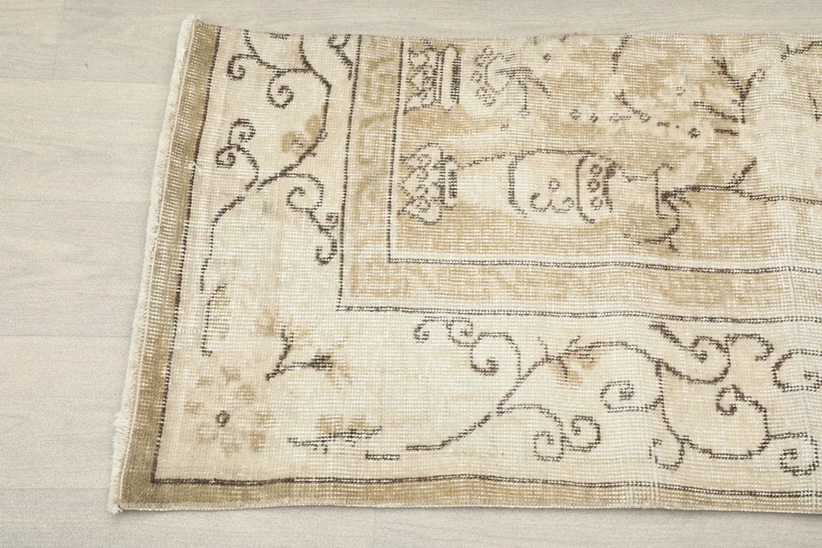 Detail of the rug's border and corner, highlighting the distinct inner and outer patterns.