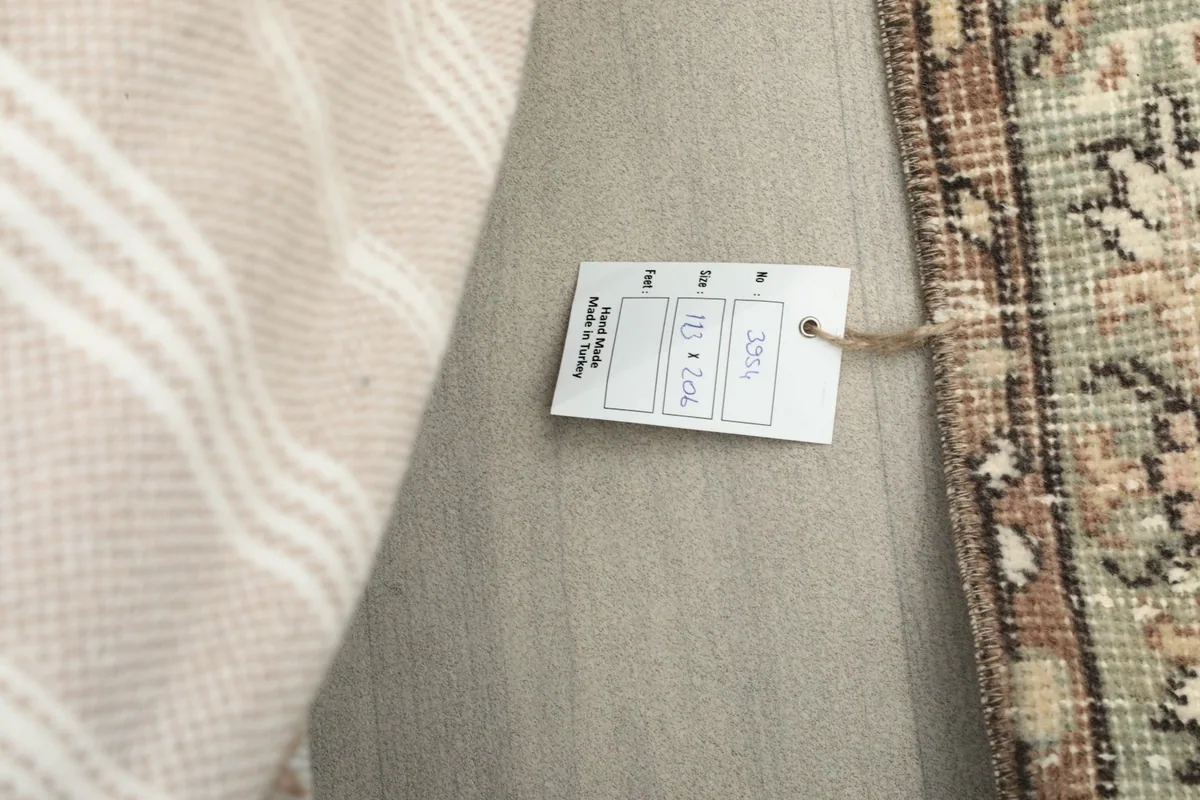 Product tag showing the dimensions 113 x 206 cm next to the rug
