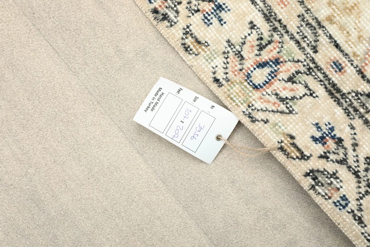 Tag with rug dimensions 3'6" x 6'9" (107 x 207 cm) on the rug's surface