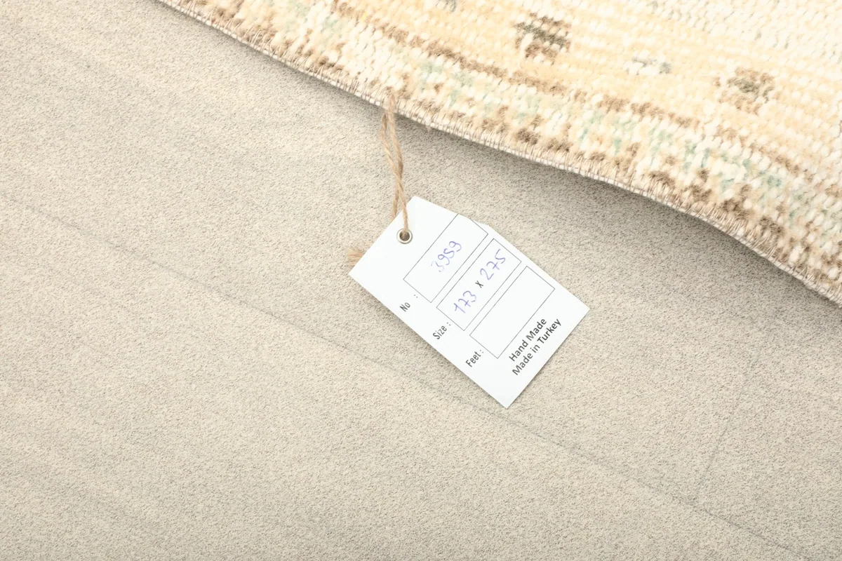 Product tag displaying the rug's size (173 x 275 cm) and origin from Turkey