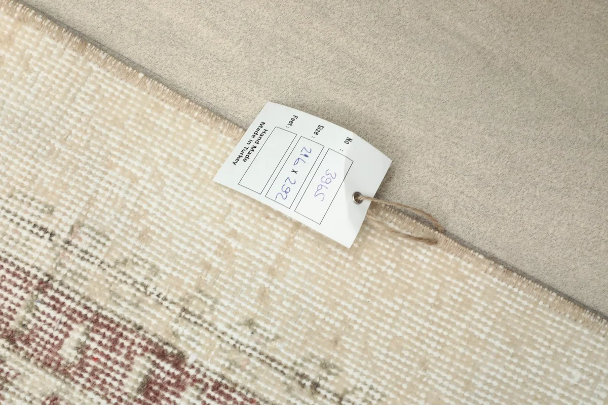 Size tag attached to the rug, confirming its dimensions of 216 x 292 cm
