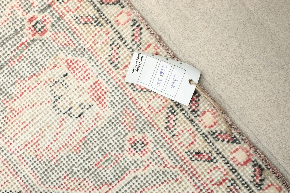 Tag showing the rug's dimensions and origin, placed on the back of the rug