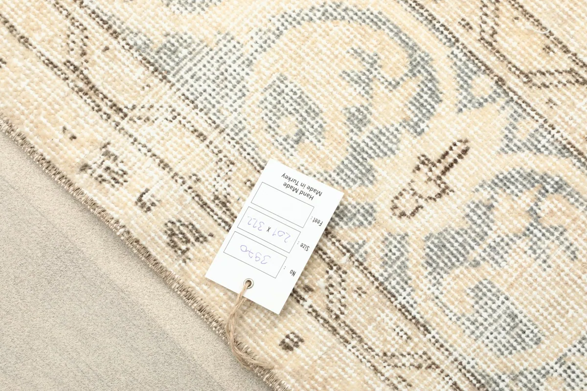 Rug corner with a product tag displaying size and material information.