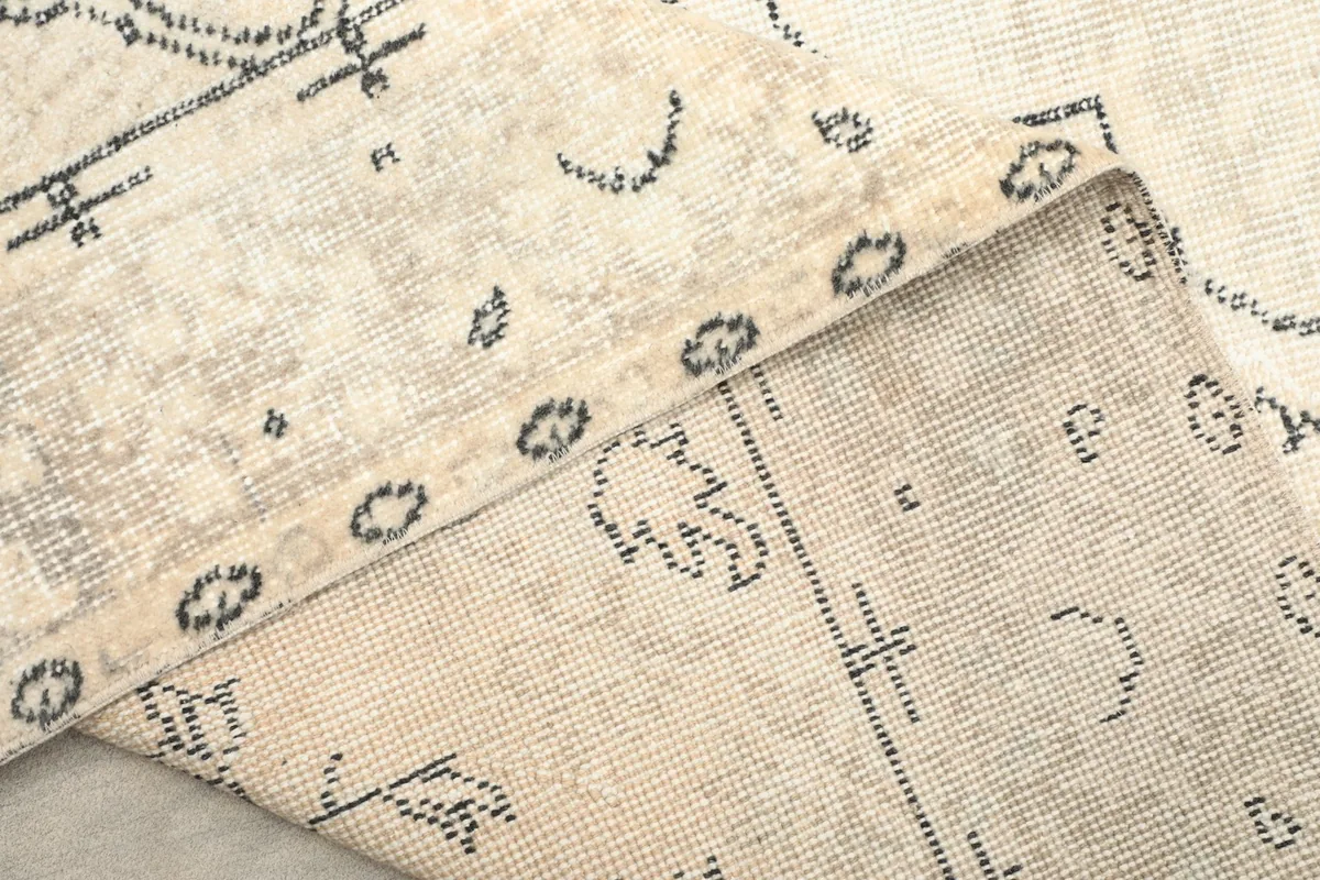 Close-up of the rug's low pile and the texture of the hand-knotted wool.