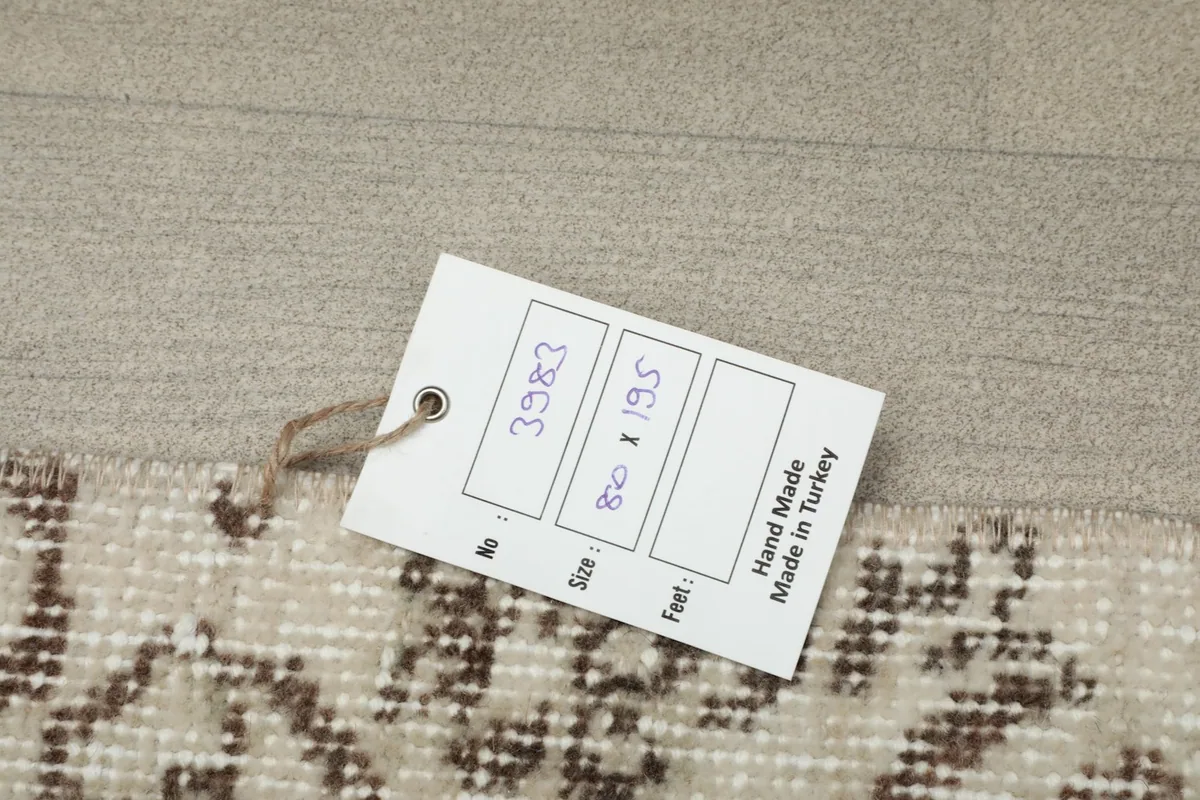 Tag showing the rug's dimensions (80x195 cm) and origin as handmade in Turkey.