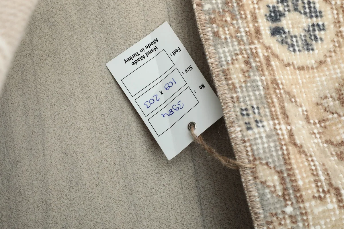 Tag showing the rug dimensions as 109 x 203 cm, confirming it is hand-made in Turkey.